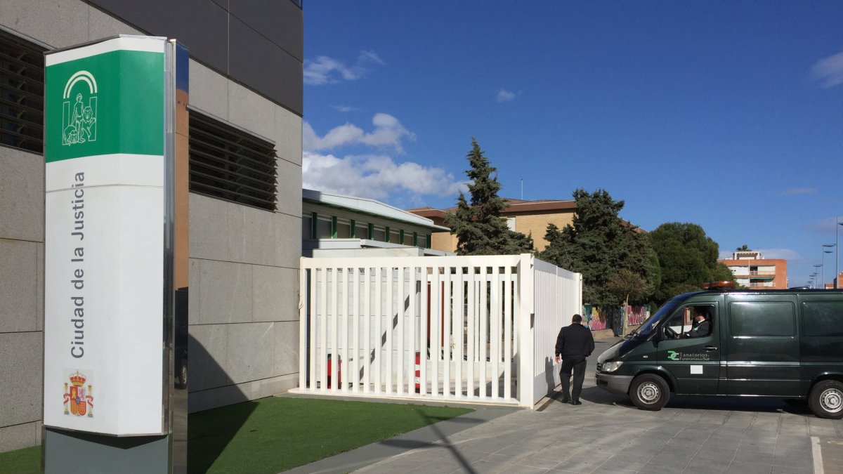Llegada de los restos al Instituto de Medicina Legal de Almería