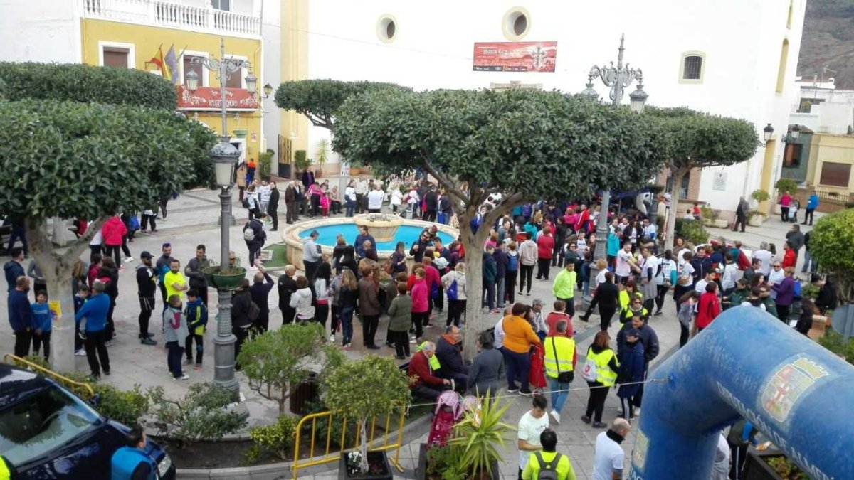 Los participantes en la plaza del pueblo.