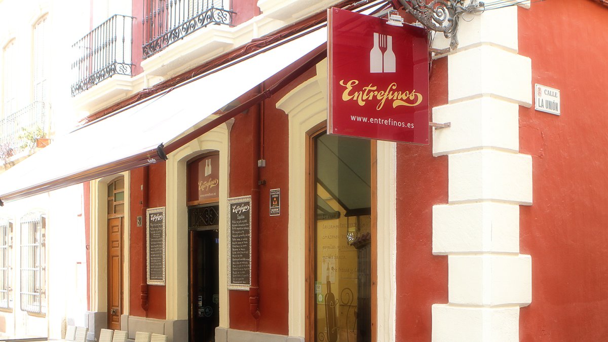 Situado en pleno centro de Almería se encuentra Entrefinos.