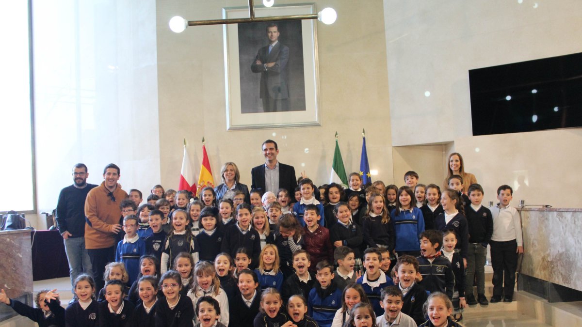 Alcalde junto a los alumnos de primaria de la Compañía de María