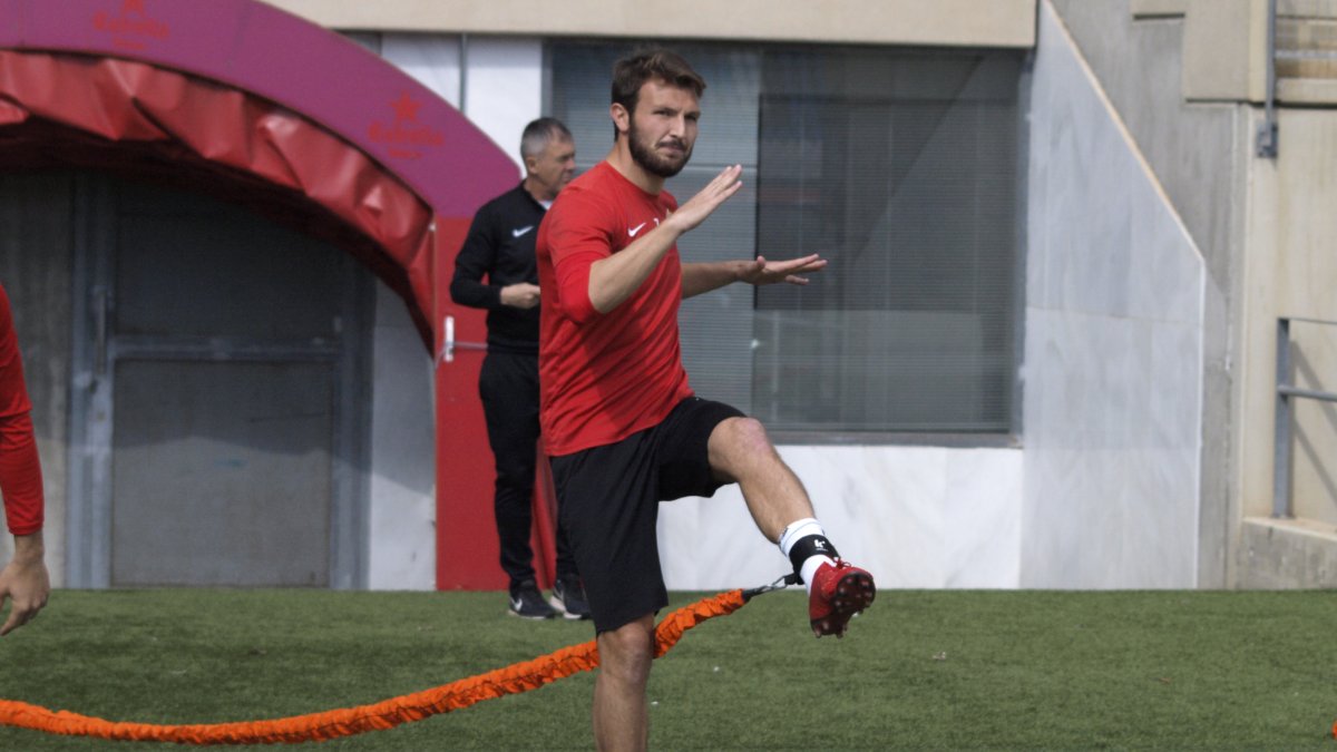 Marco Motta haciendo ejercicios físicos.