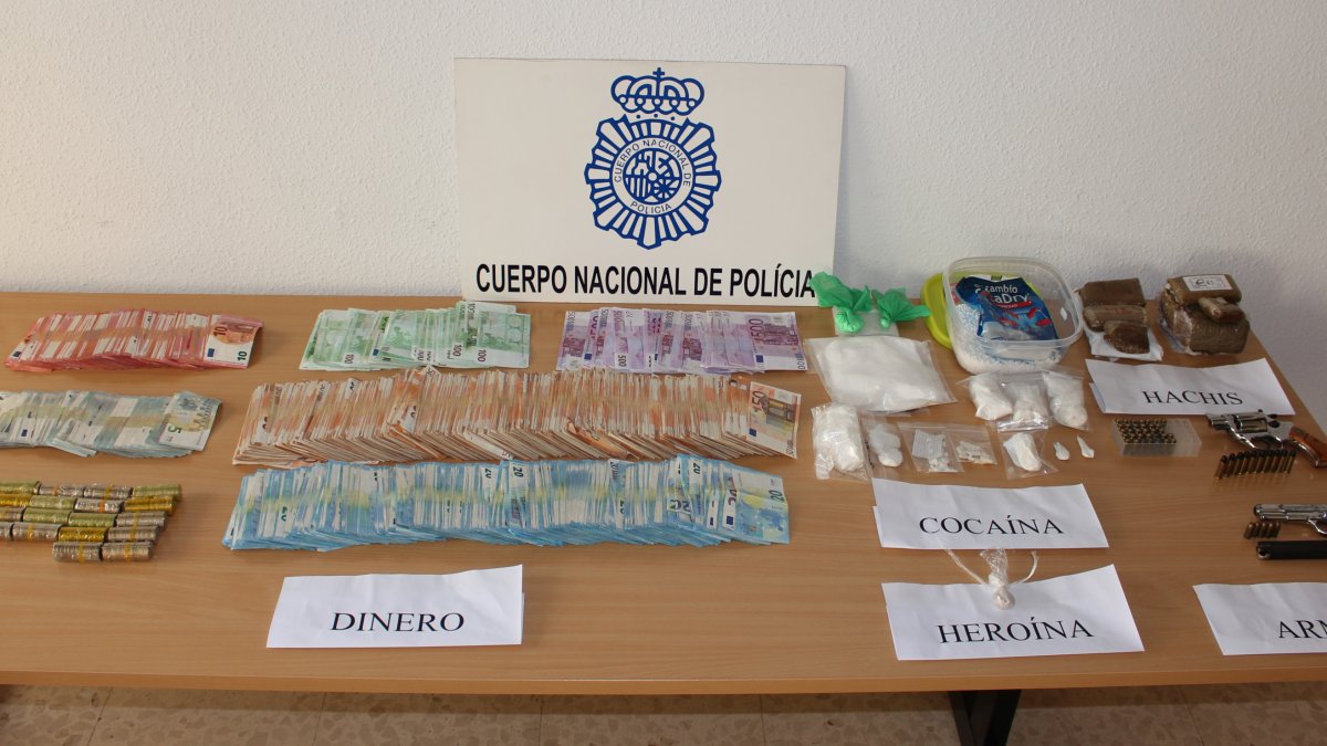 Dinero, drogas y armas intervenidas por la Policía Nacional.