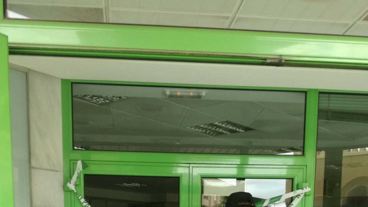 La alarma saltó tras romper el detenido el cristal de la puerta.