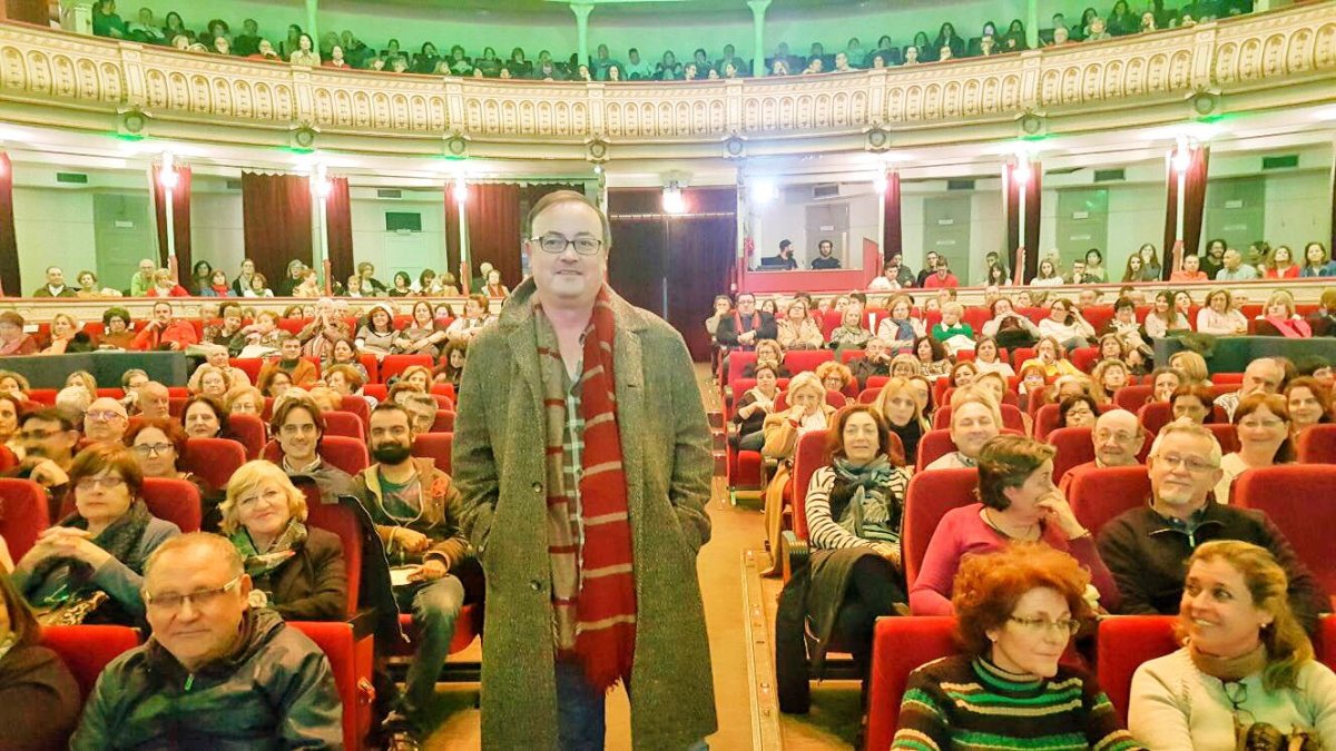 Manuel Martín Cuenca, en un Teatro Cervantes lleno.