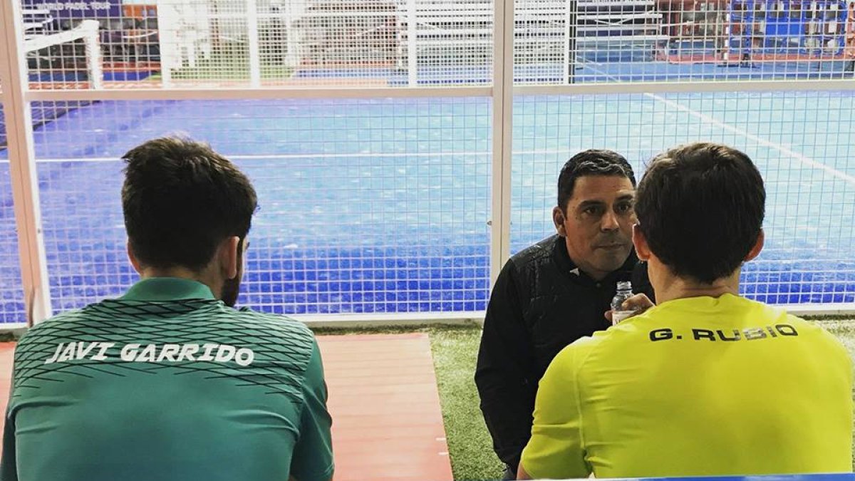 Marcelo Fernández dando instrucciones a sus jugadores.