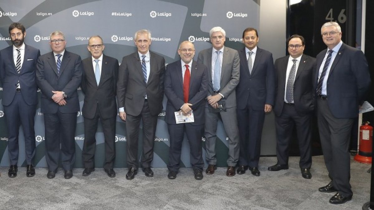 Foto de familia en la inauguración de la sede de LaLiga.
