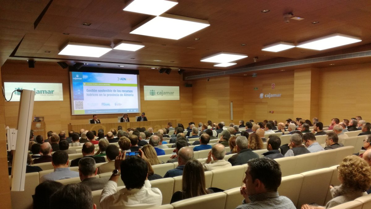 El salón de Las Mariposas se llenó para el debate del agua