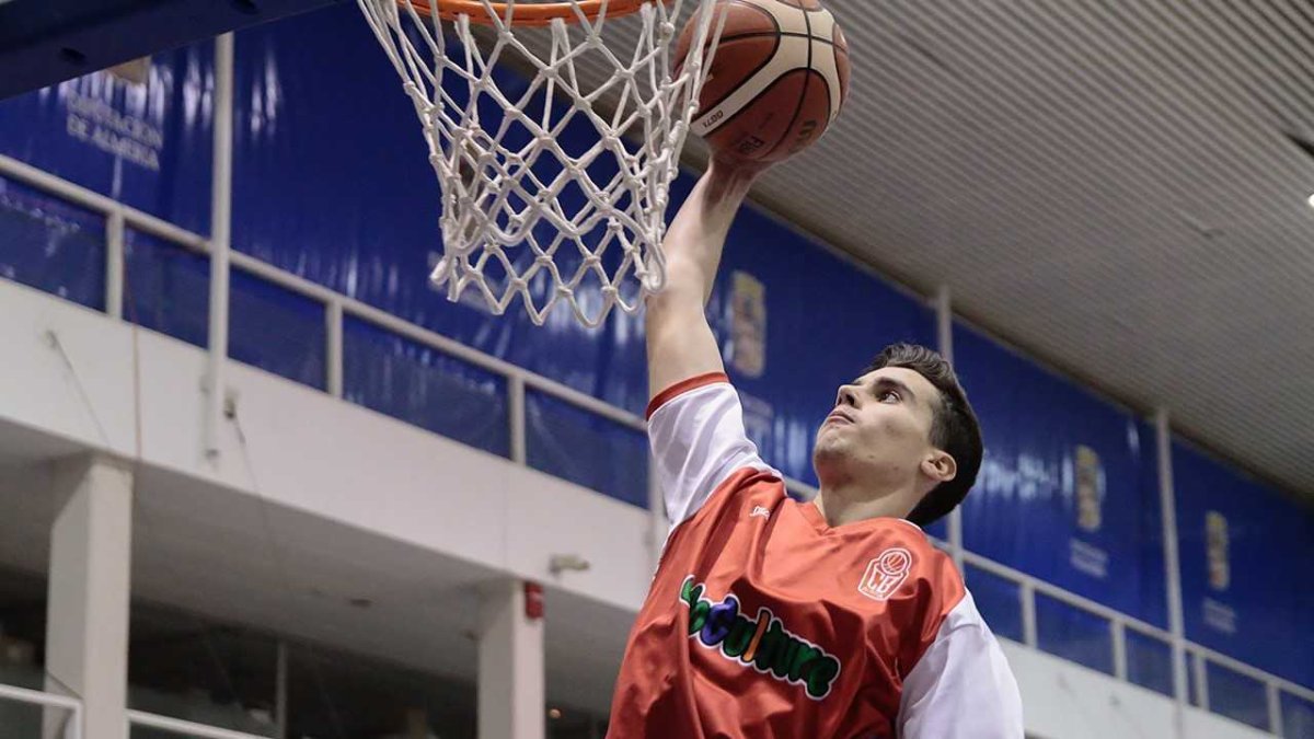 El jugador rojillo entrando a canasta.