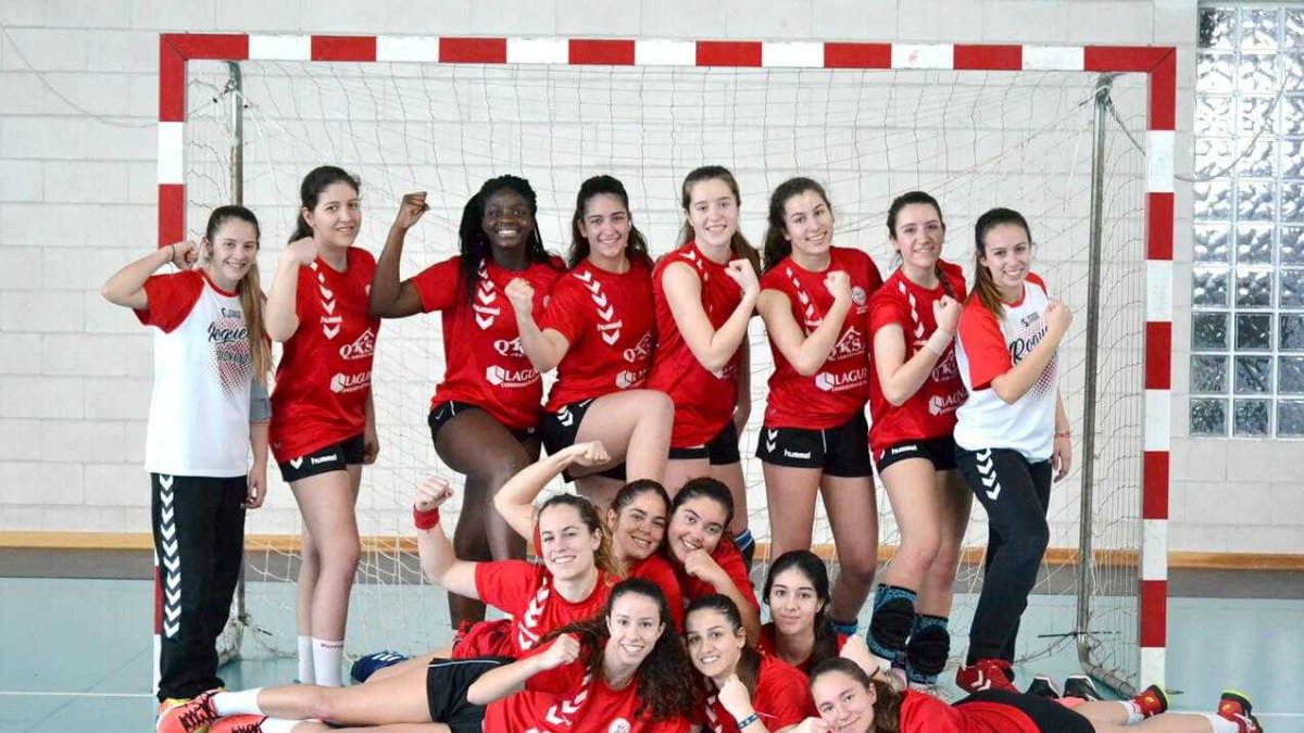 Las roqueteras juegan en casa.