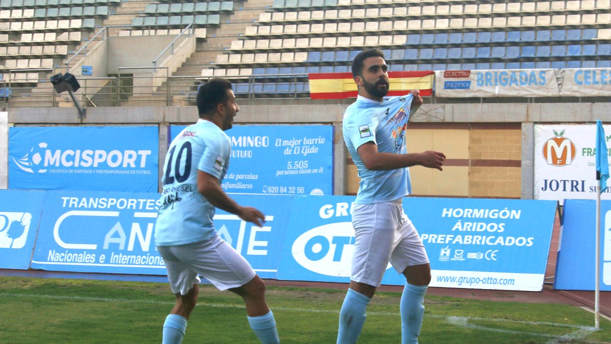 Samu Corral celebrando un gol en el estadio de Santo Domingo.