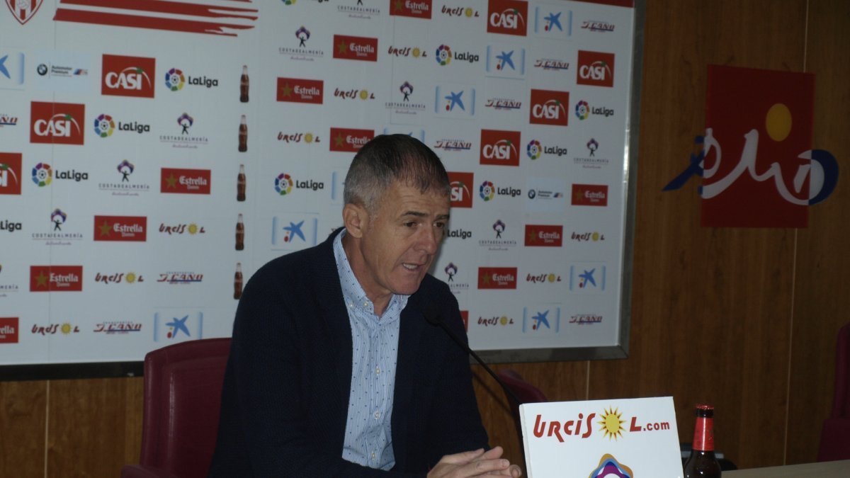 El míster granadino en rueda de prensa.