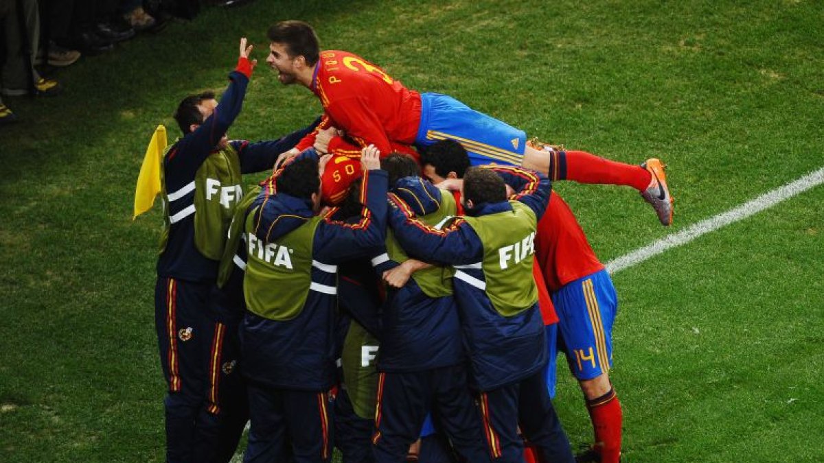Piqué celebrando el Mundial que ganó España en Sudáfrica.