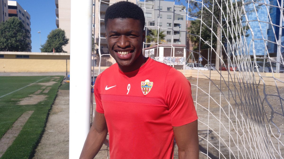 Sekou posa para LA VOZ en el campo de la Vega de Acá.