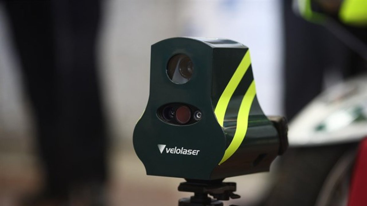 Un cinemómetro láser o mini-radar.