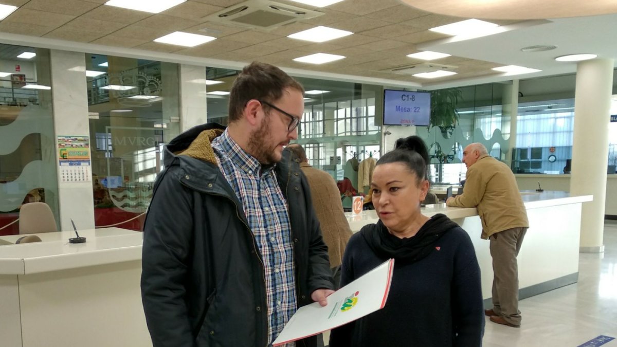 Los concejales de Izquierda Unida en el hall del Ayuntamiento.