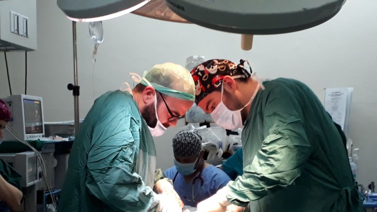 Miguel Perán (derecha) durante una intervención en Honduras.