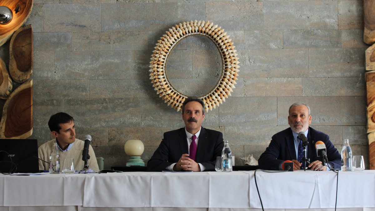 El Delegado Alfredo Valdivia y el alcalde de Vera, Félix López, presentaron las ayudas al turismo.