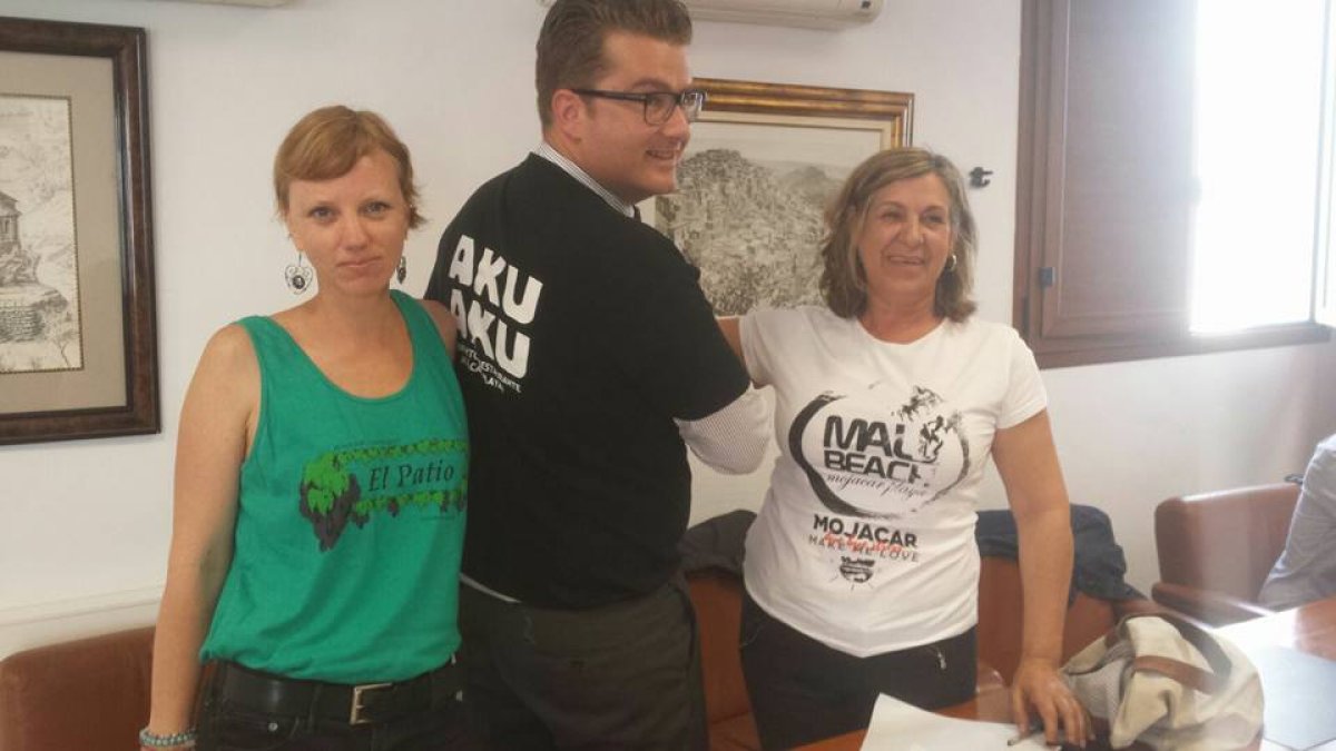 Concejales de Somos Mojácar y PSOE con camisetas de apoyo a los chiringuitos afectados.