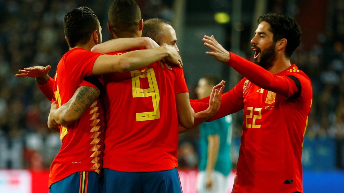 Los futbolistas de España celebran el gol de Rodrigo.