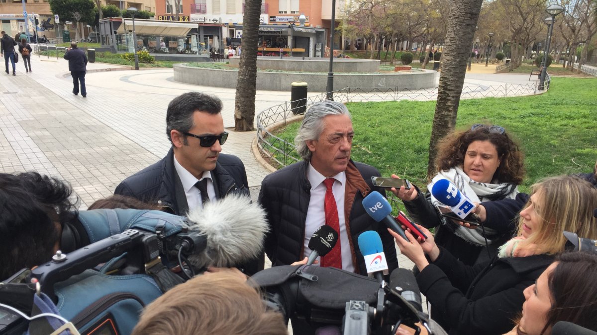 Los abogados Miguel Ángel Torres y Francisco Torres atienden a los medios a la salida de los juzgados