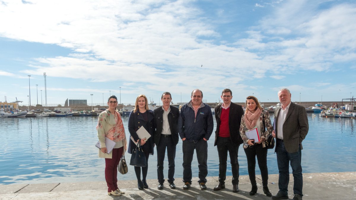 Representantes del PSOE provincial con el gerente de Asopesca, José María Gallart, ayer en el Muelle pesquero.