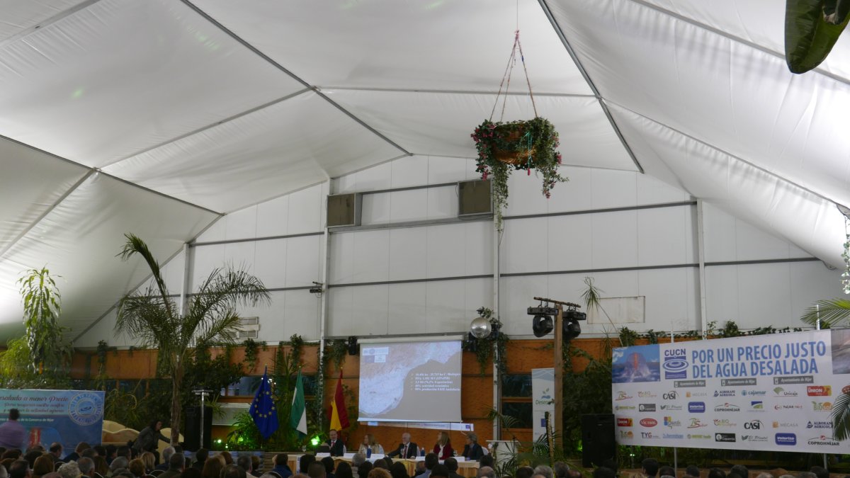 El debate sobre agua desalada concentró a más de mil personas.