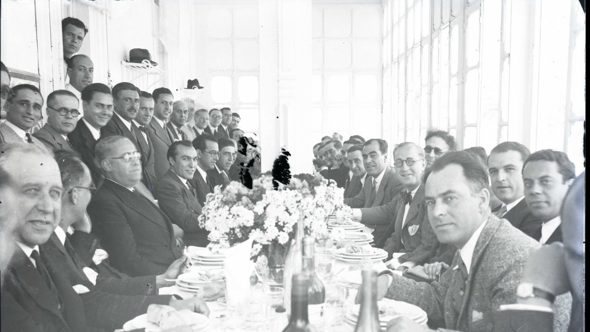 Banquete en el salón principal del ayuntamiento de Almería a los marinos italianos el 14 de junio de 1929, en una foto de Domingo Fernández Mateos.