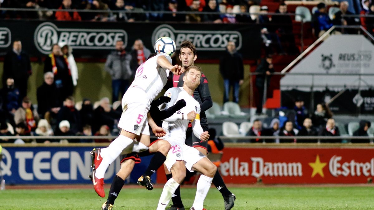 Morcillo disputando un balón con Lekic.