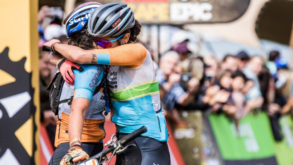 El abrazo de las campeonas.