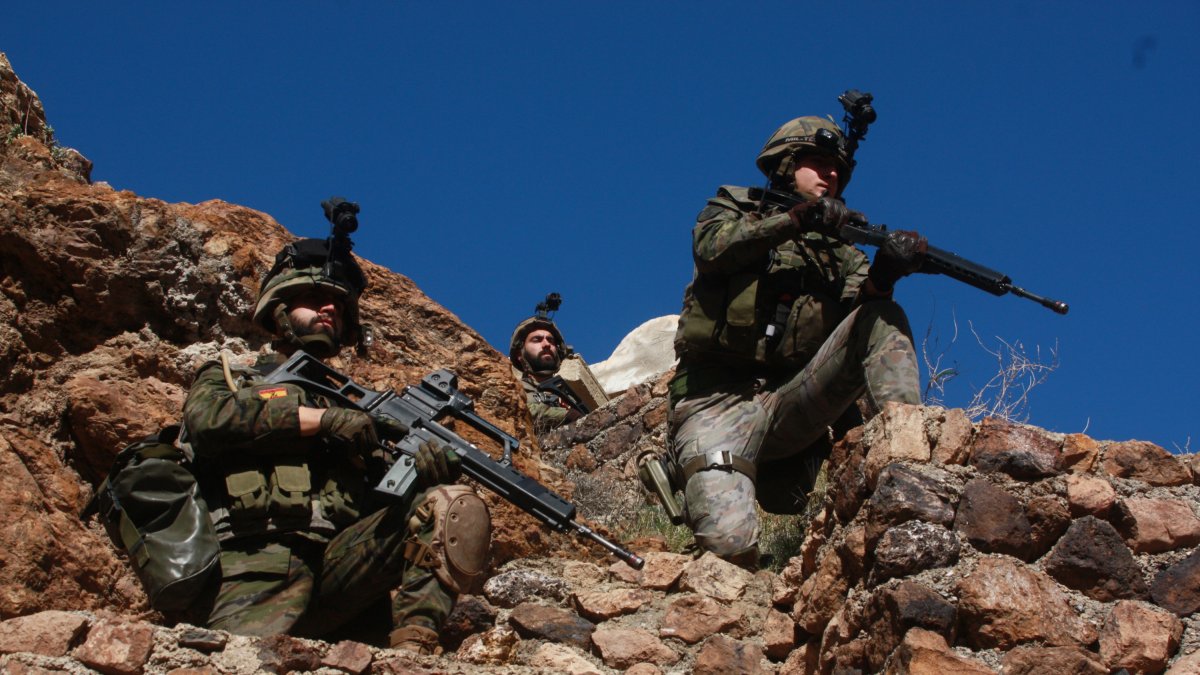 Grupo de apoyo en el acceso a la mina.