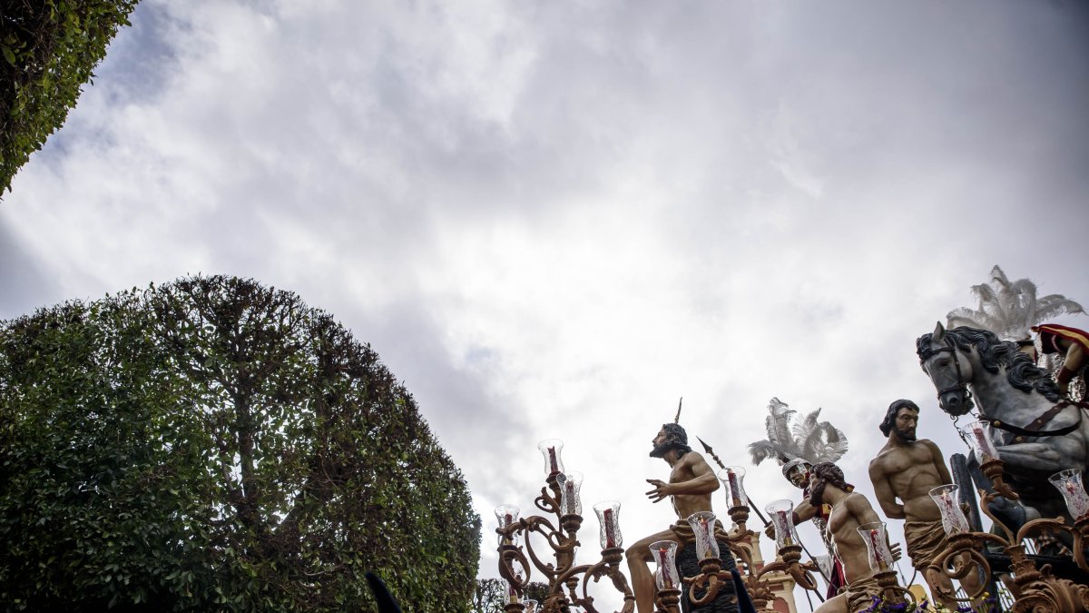 Nuestro Padre Jesús de las Penas alza su mirada al cielo gris pidiendo una tregua.