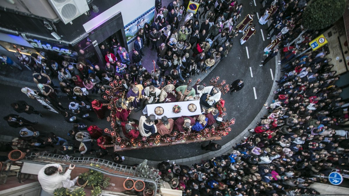 Vista cenital de la Santa Cena en la calle San Pedro.