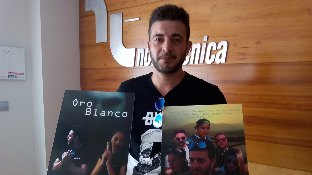 Eugenio Vela posa con los carteles de las dos primeras entregas de ‘Oro blanco’.