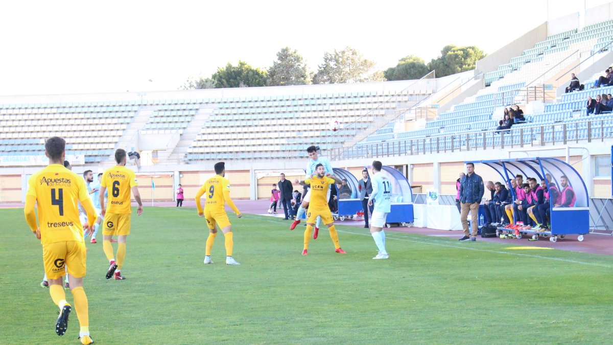 Lance del partido entre el CD El Ejido y el UCAM.