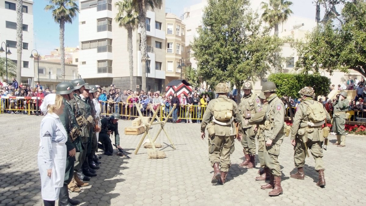 Las tropas se saludan al finalizar la recreación.