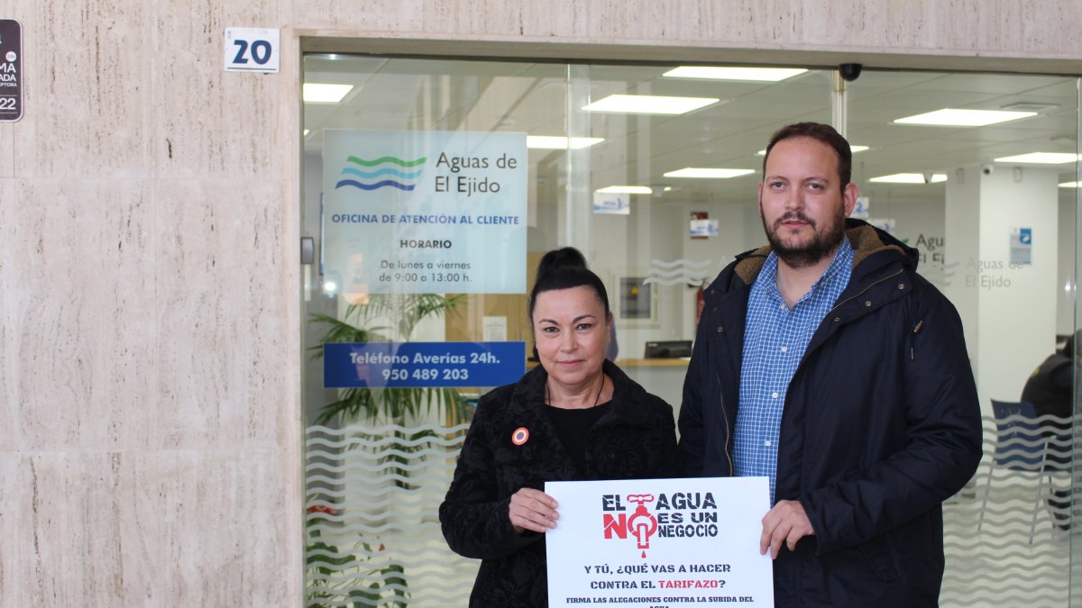 Concejales de IU a las puertas de \'Aguas de El Ejido\'.