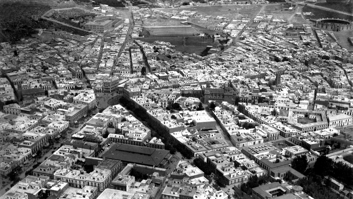 Almería en agosto de 1924  (arriba).