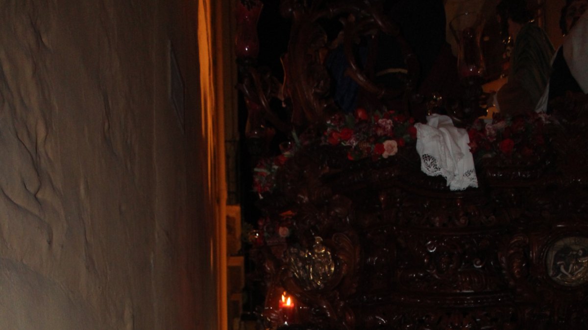 Asistiendo al paso de misterio de la Santa Cena de regreso a la iglesia de San Pedro Apóstol.