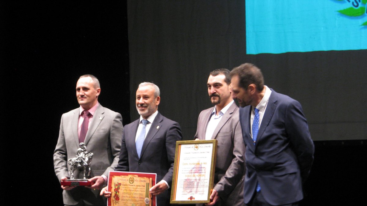 El alcalde de Vera, Félix López, recibe la Gran Cruz de Caballero de Santiago.