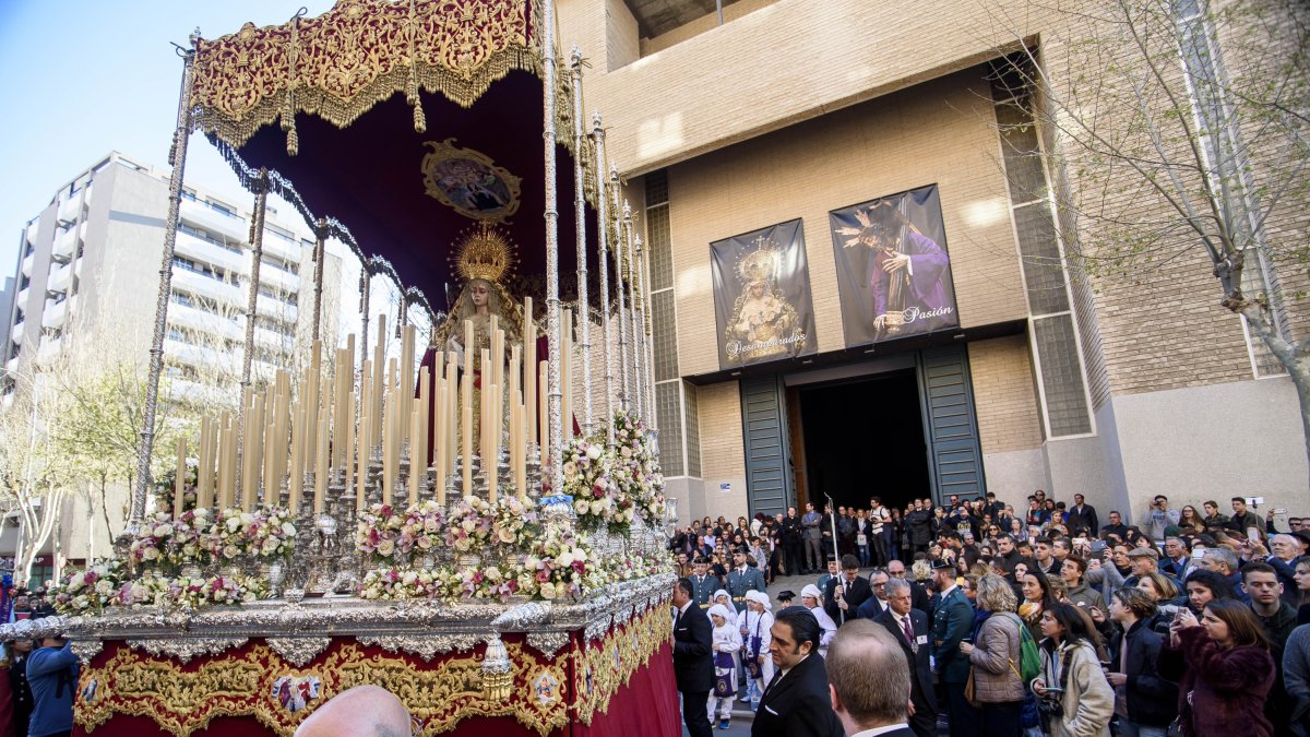 Salida de María Santísima de los Desamparados del templo de Santa Teresa.