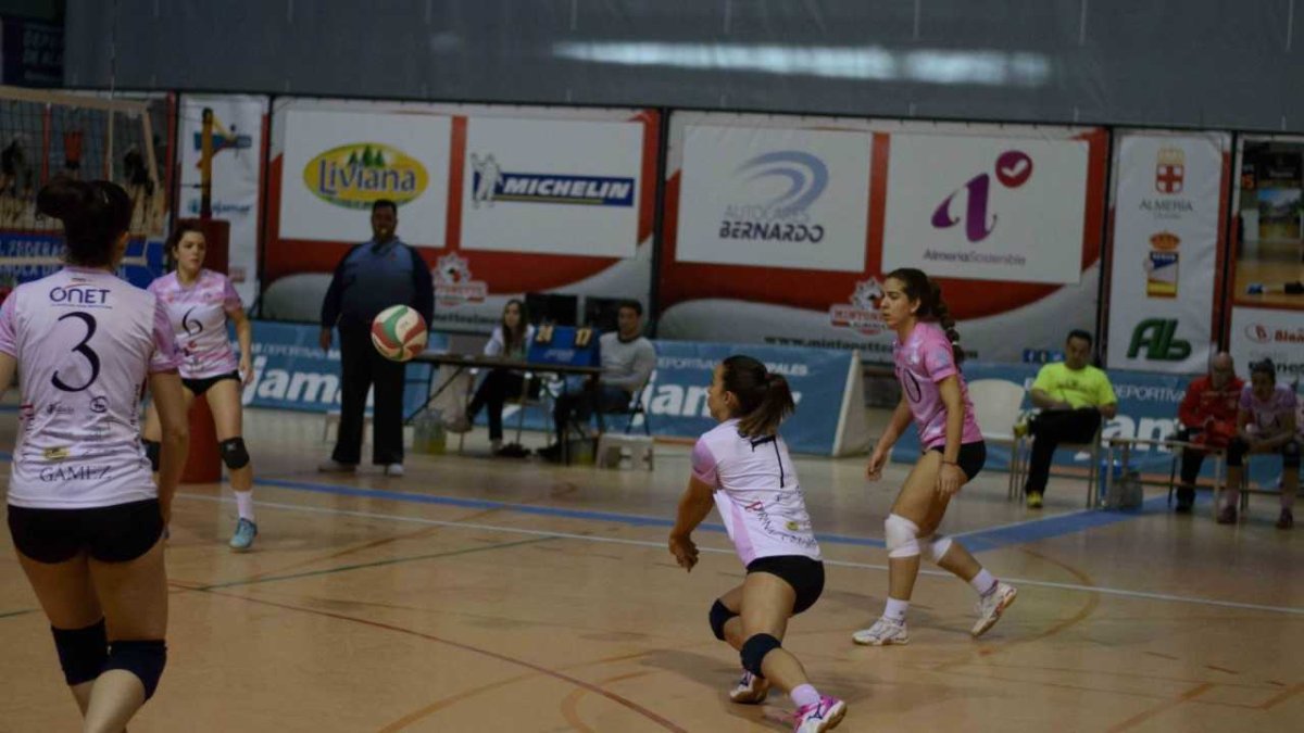Las almerienses en la disputa del paetido.