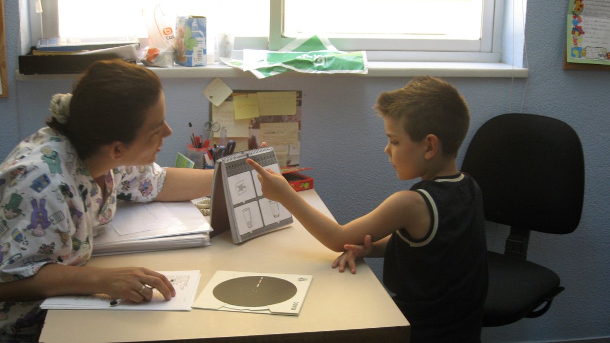 Una investigadora del equipo realiza una prueba a un niño