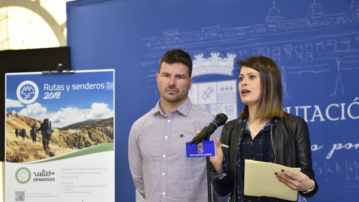 Ángeles Martínez presentando el nuevo calendario.