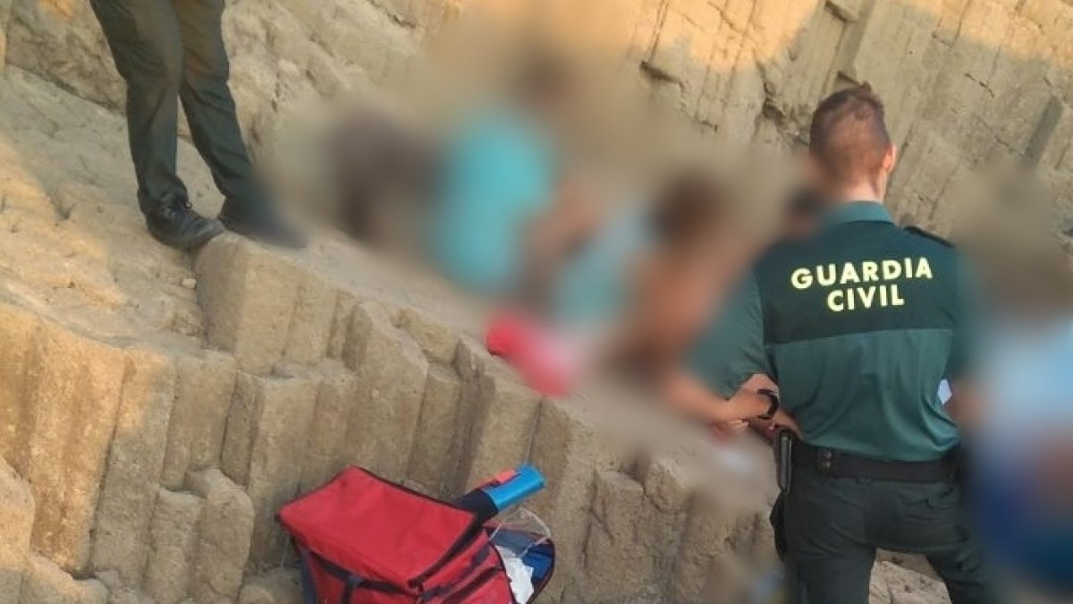 Detalle del rescate en una imagen difundida por la Guardia Civil.