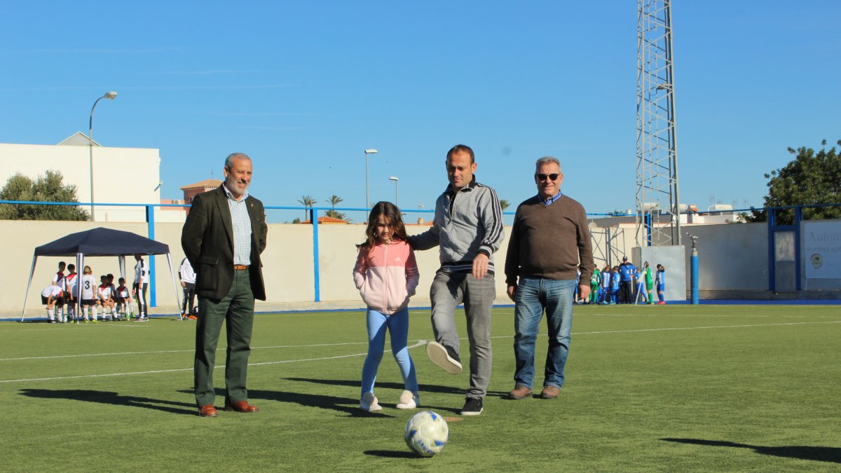 Nino junto alcalde de Vera, hace el saque de honor.