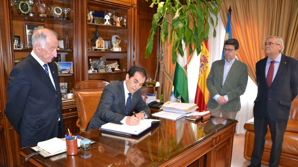 El secretario de Estado, José Antonio Nieto, firma el libro de honor del Ayuntamiento de Roquetas