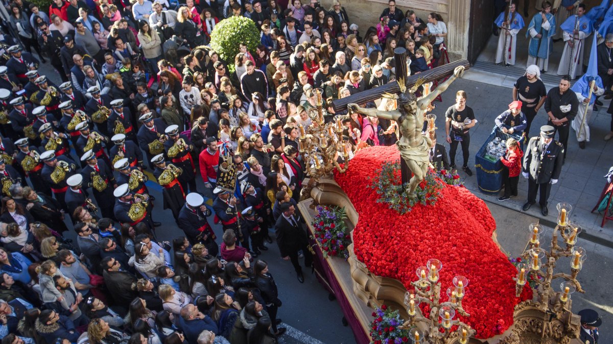 El Cristo del Amor, talla de Percerval, a su salida del templo de San Sebastián, esta tarde.