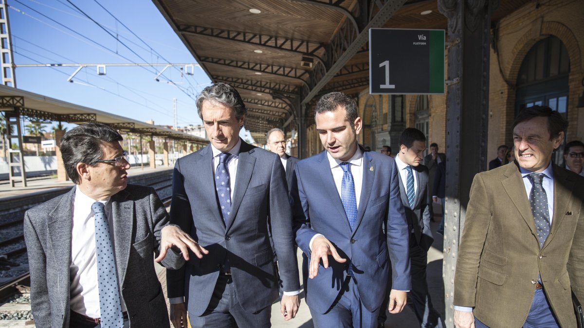 El ministro De la Serna, con Matarí, Fernández-Pacheco y Hernando, en la estación de Almería.