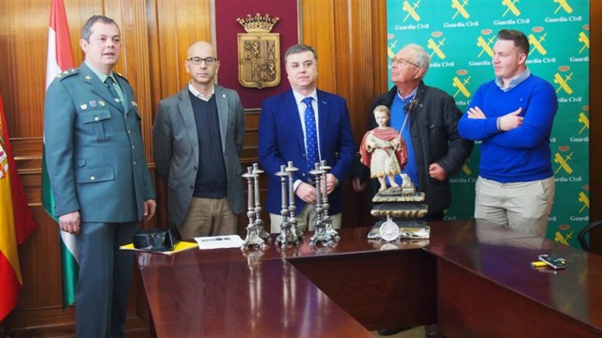 Imagen difundida por la Guardia Civil donde se ven los objetos recuperados.