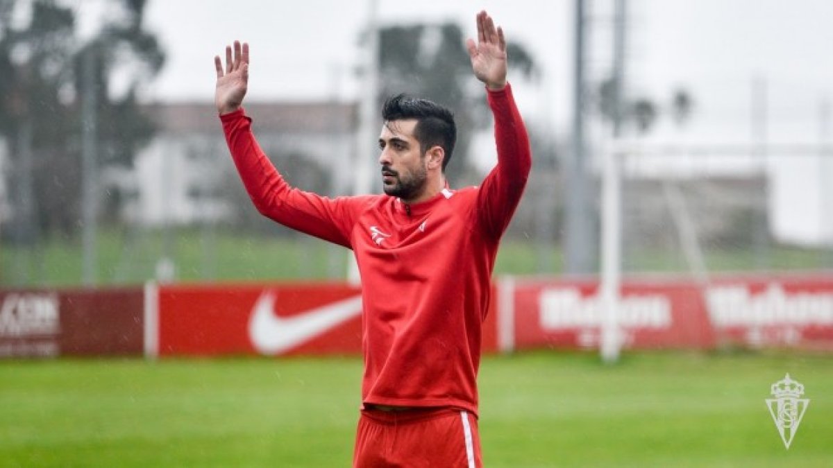 Álex Pérez entrenando en Mareo.